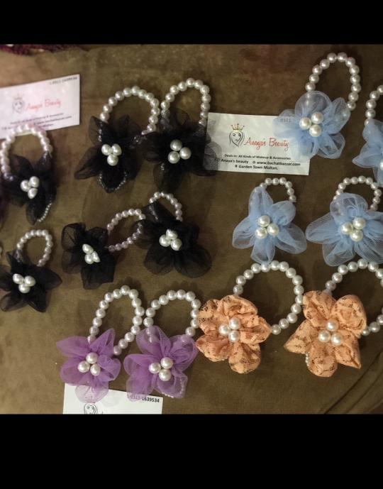 Flower bracelet with barefoot
